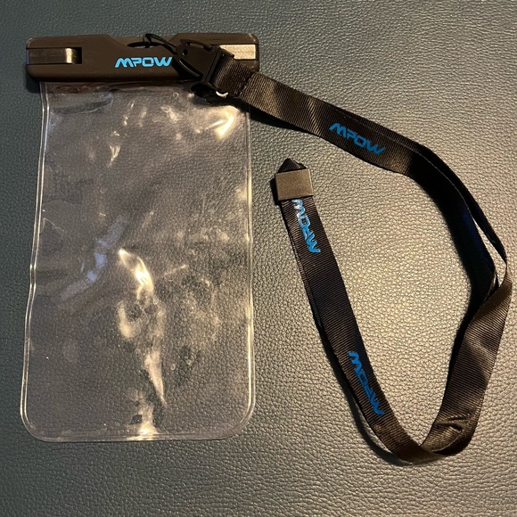 Waterproof Phone or Electronics Bag Cell Phone Holder for Beach, Pool, Vacation - Picture 1 of 1